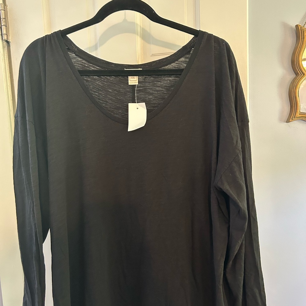 Black Women’s Long Sleeve Scoop Neck Top tissue tee